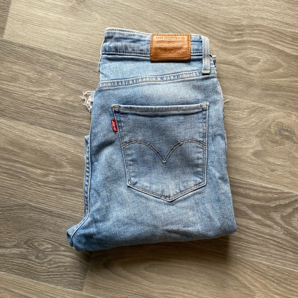 Levi 721 Highrise Skinny Distressed Jeans - Picture 4 of 4